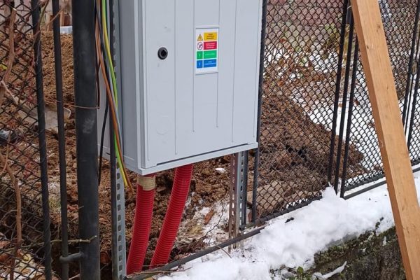 Referencie Involt - Zhotovenie odberného miesta osadením elektromernej skrine s predpísanými ističmi, výkopové práce, uloženie kabeláže do chráničky, príprava zapojenia na stĺp distribučnej sústavy.