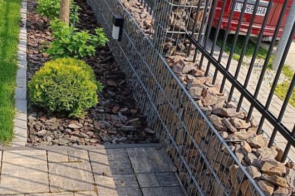 Rekonštrukcia poškodenej kabeláže v gabionovom plote a výmena vypínačov na fasáde podľa požiadavky zákazníka.